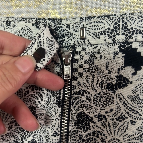 H&M Black And White Patterned Pencil Knee Length Skirt Size 10 - Picture 8 of 15